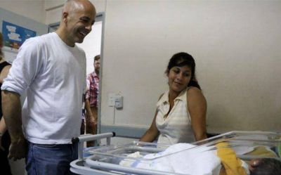 Ducot� visit� a la primera beb� del a�o nacida en el Meisner