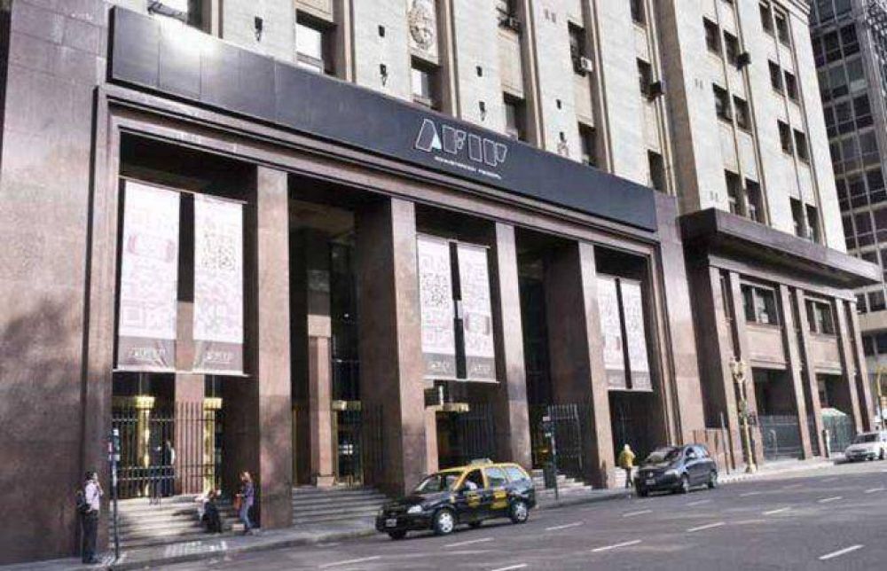 El Gobierno trabaja en modificaciones impositivas que comenzar�n por Ganancias