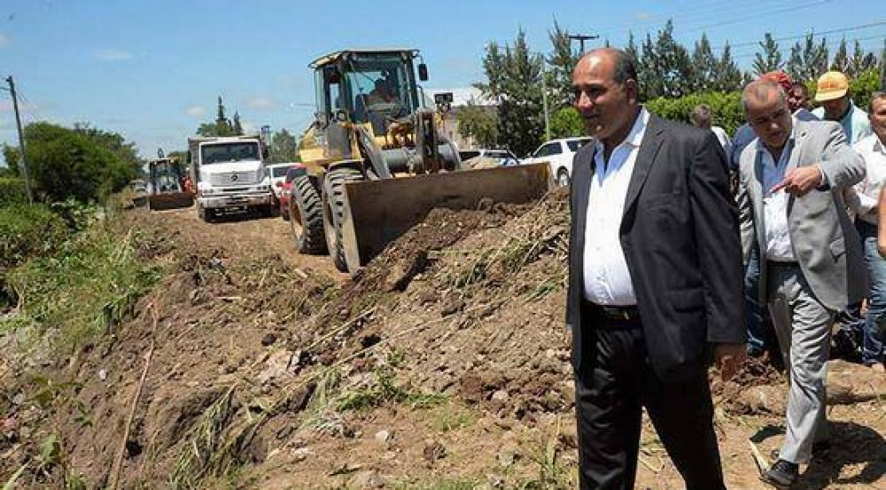 Manzur supervis� obras de limpieza de caminos y desag�es