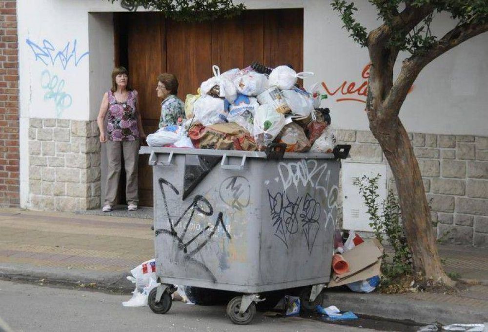 Contenedores repletos de basura que no es recolectada generan la bronca de los vecinos