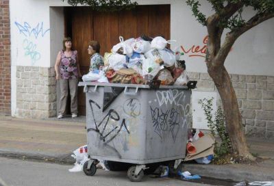 Contenedores repletos de basura que no es recolectada generan la bronca de los vecinos
