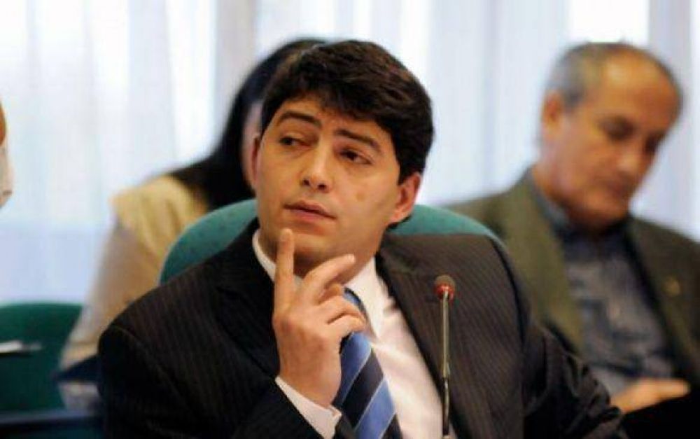 �Con subordinaci�n, as� Roquel va defender la provincia�