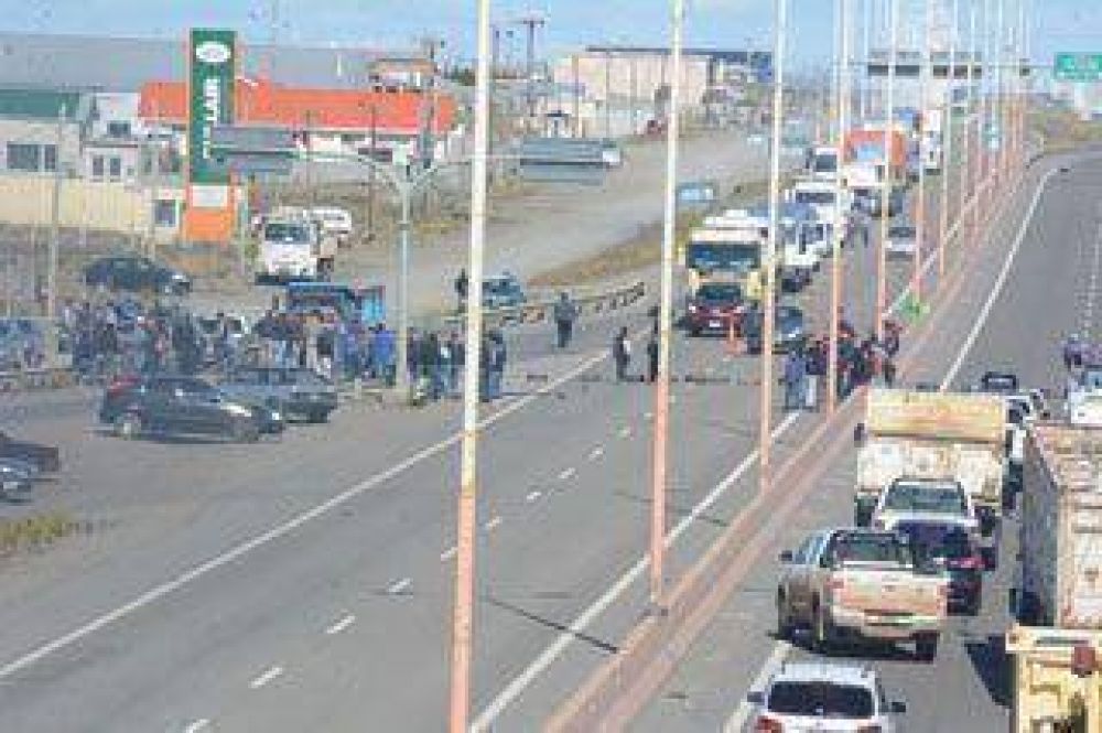 Hubo nuevas negociaciones y UOCRA levant� los cortes de ruta