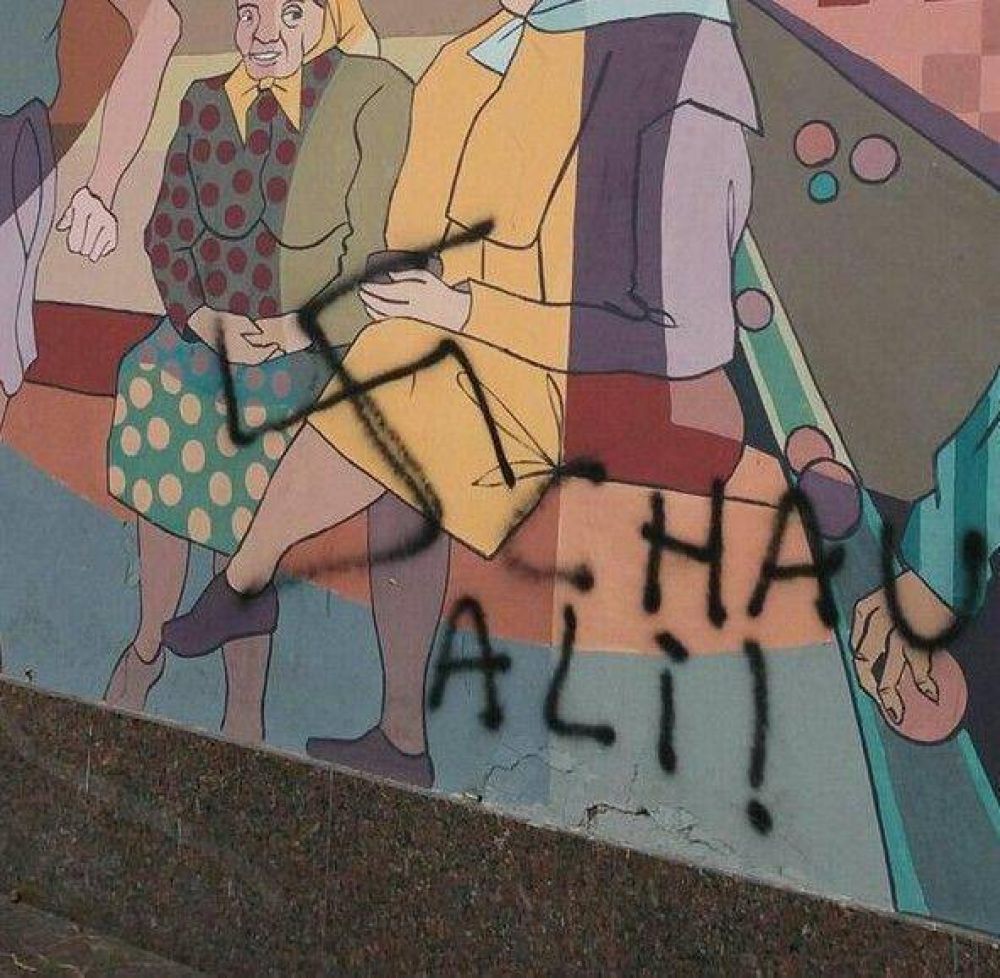 Apareci� una esv�stica y mensaje amenazador en PAMI
