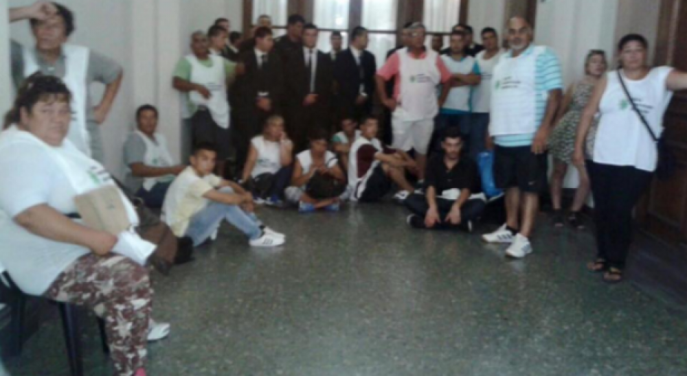 Tensi�n en la Municipalidad de La Plata: Despedidos cercaron el despacho del intendente