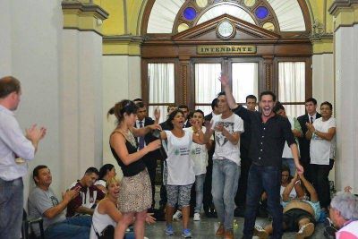 Revisar�n los contratos de empleados: Punteros de Bruera quisieron tomar el Municipio