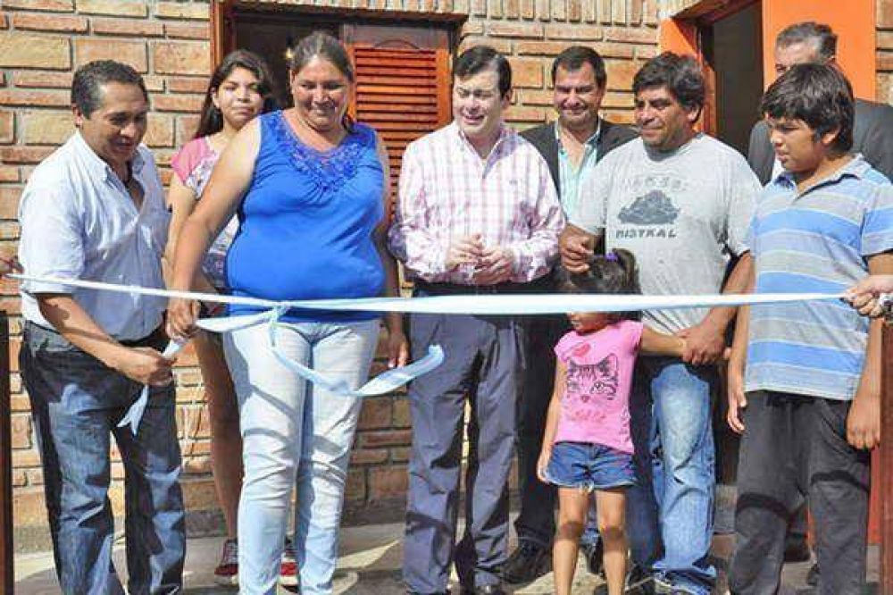 El senador Gerardo Zamora presidi la entrega de viviendas sociales en el barrio IV Centenario