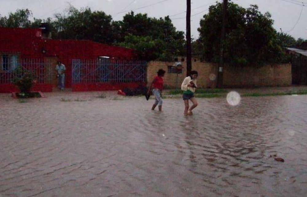 Vecinos de la zona oeste piden que se limpien desag�es