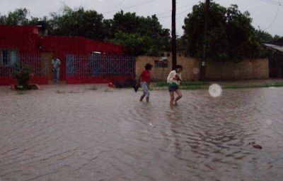 Vecinos de la zona oeste piden que se limpien desag�es
