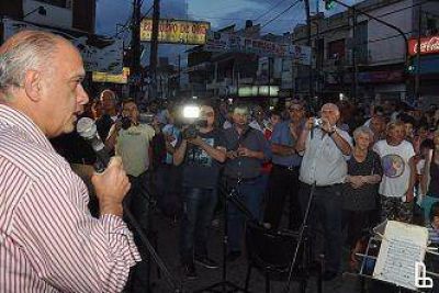  Grindetti visit� la feria comercial a cielo abierto de Valent�n Alsina