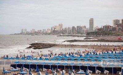 Ante las cr�ticas por falta de playa p�blica, anuncian obras para frenar la erosi�n