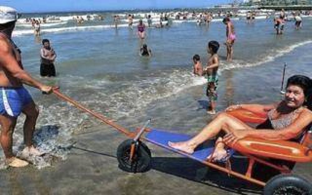 Villa Gesell: Inauguraron una playa para personas con discapacidad