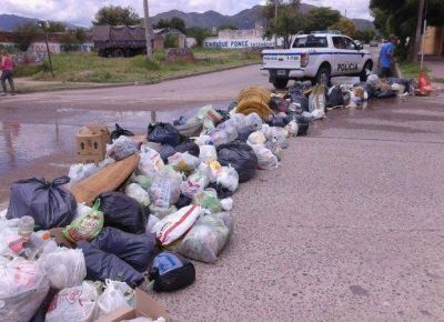 Cansados de esperar al recolector, vecinos cortaron una avenida con basura