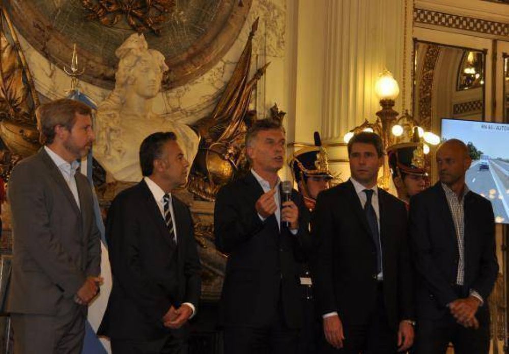 Con U�ac, Macri anunci� la autov�a San Juan-Mendoza