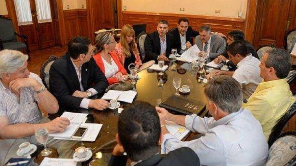 El Estado provee de alimentos y agua potable a los damnificados por el temporal