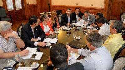 El Estado provee de alimentos y agua potable a los damnificados por el temporal