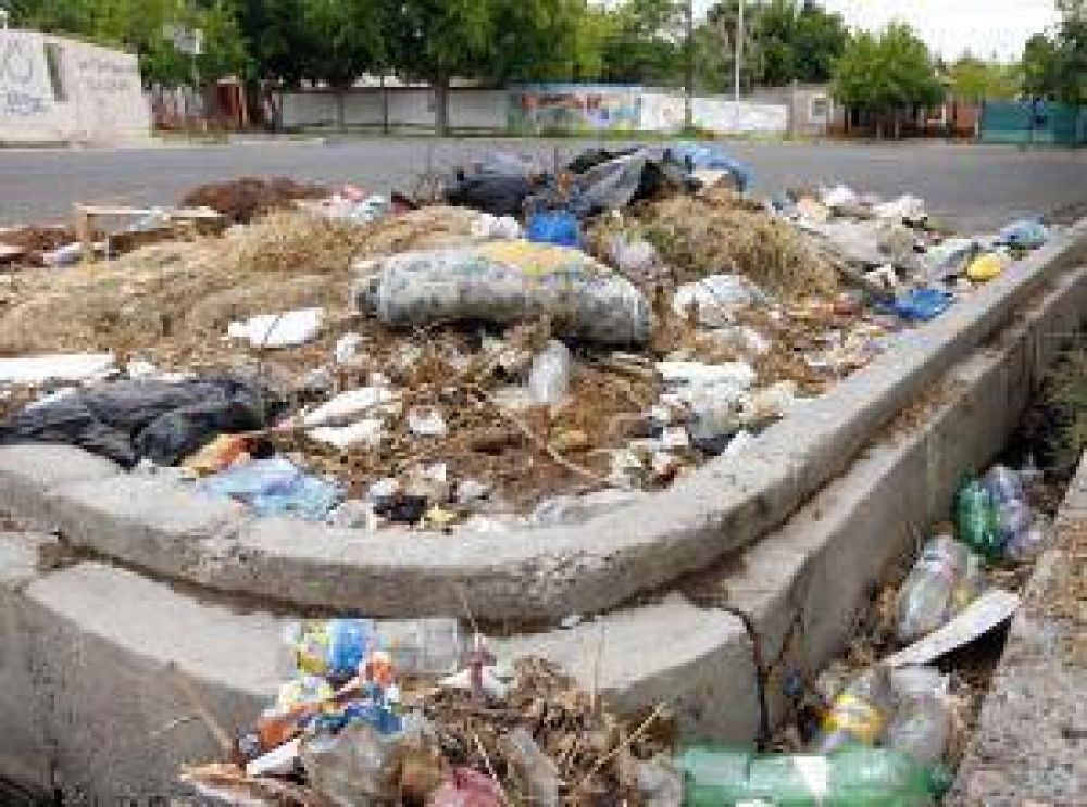 Tras la queja por la basura salen a poner contenedores