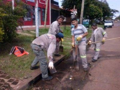Contin�an con la limpieza de desag�es pluviales en distintos barrios