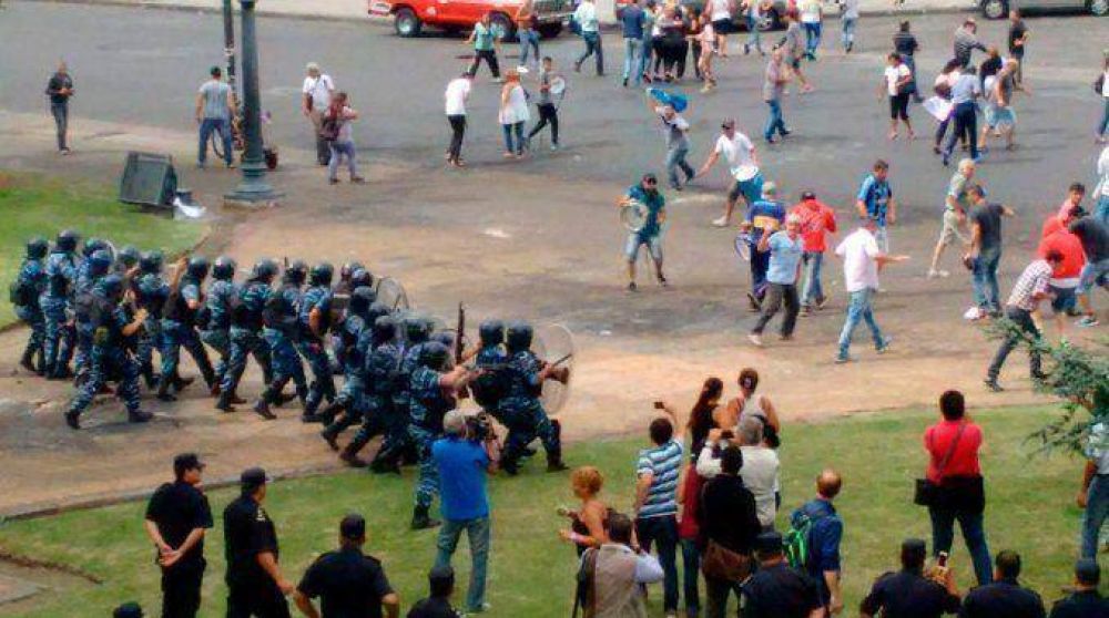 Serios incidentes en La Plata por despidos: hay al menos 12 heridos