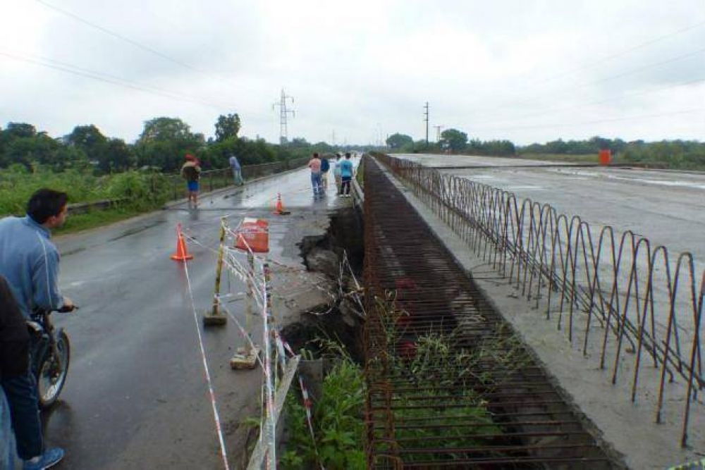 Una grieta en el puente del r�o Medina afect� a Aguilares