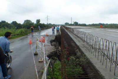 Una grieta en el puente del r�o Medina afect� a Aguilares