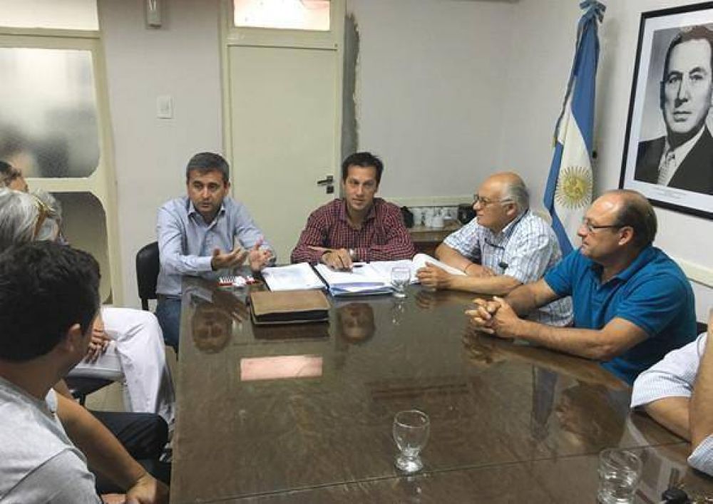 Concejales d Cambiemos reunidos por las tasas en la Cmara Comercial