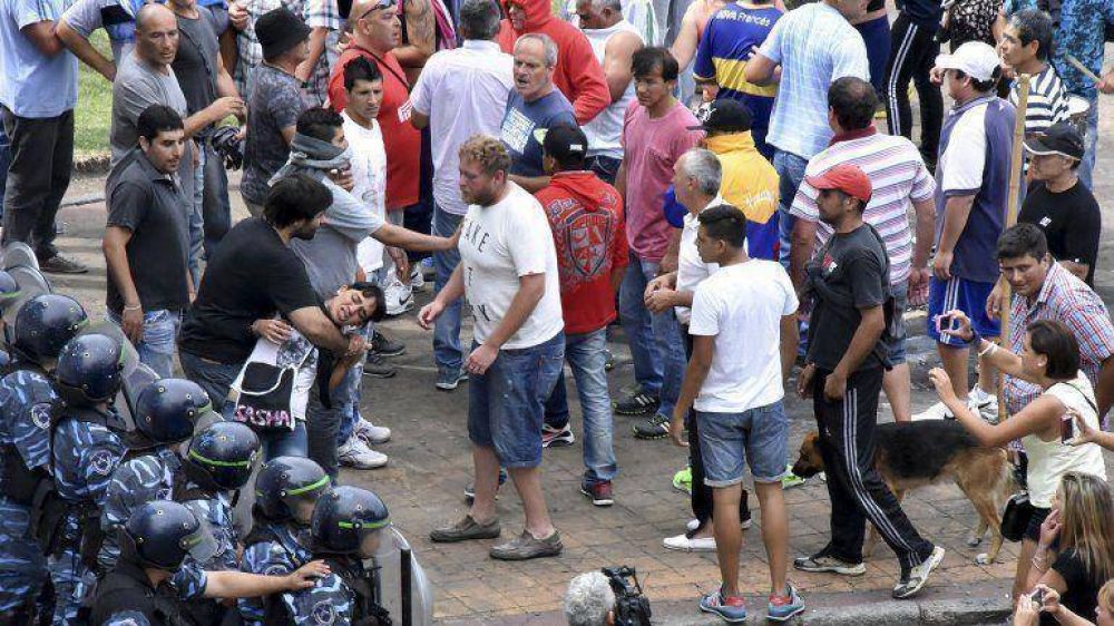 Analizan sancionar al jefe policial a cargo del operativo de seguridad frente a la Municipalidad en La Plata