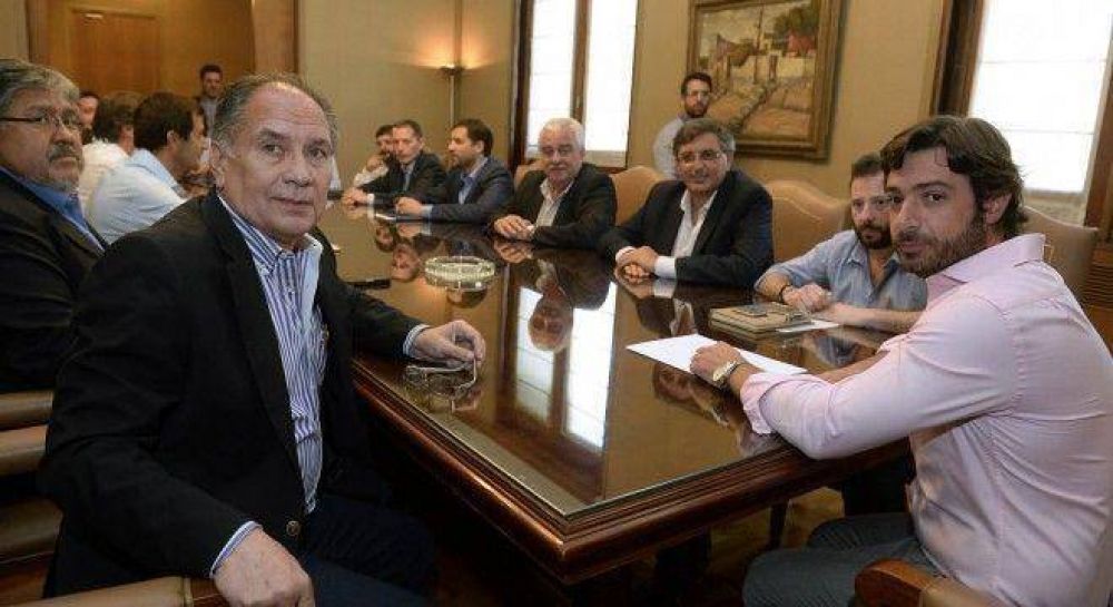 Con el fantasma de una emergencia econ�mica por decreto, el kirchenrismo se reuni� con Salvai
