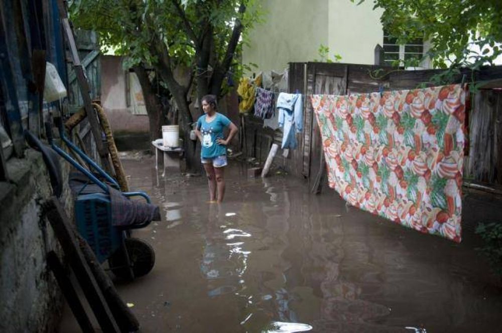 Vecinos inundados cortaron la calle Jujuy pidi�ndole respuestas a Alfaro 
