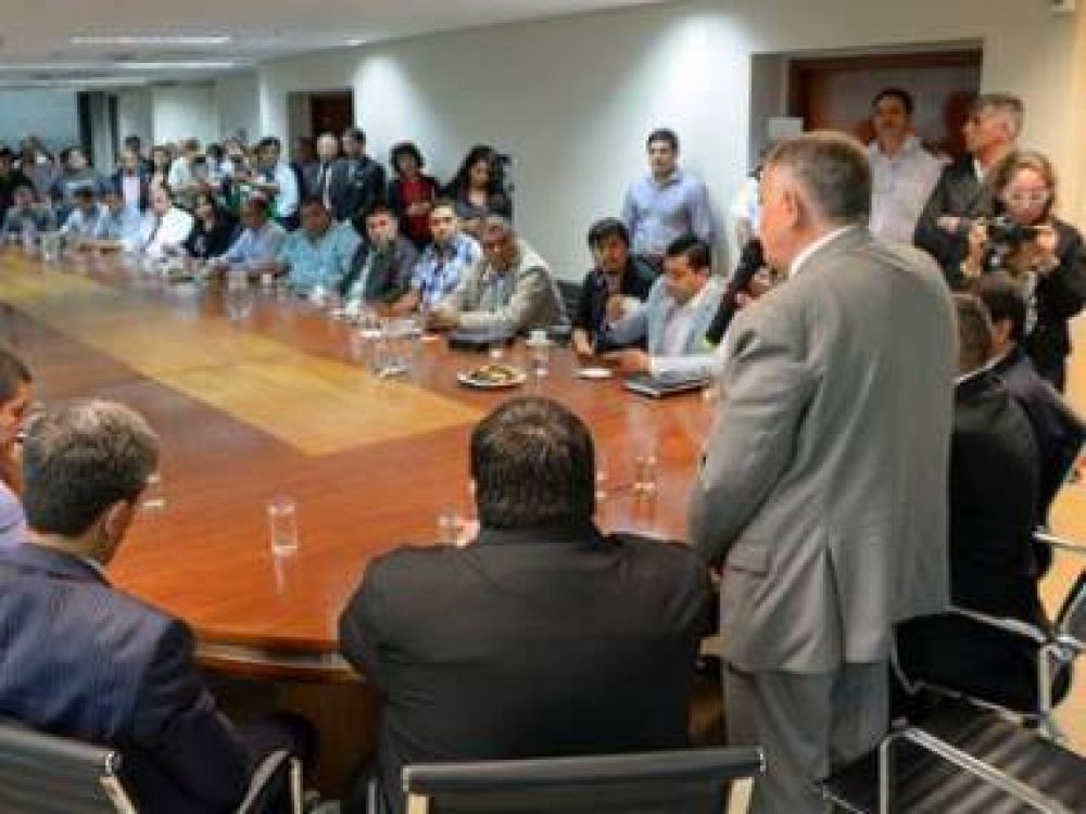 El gobierno reparti� insumos a familias afectadas
