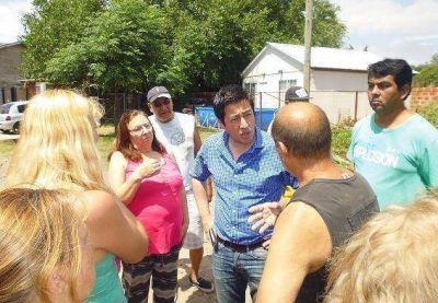 Nardini recorri� el barrio Carumb�