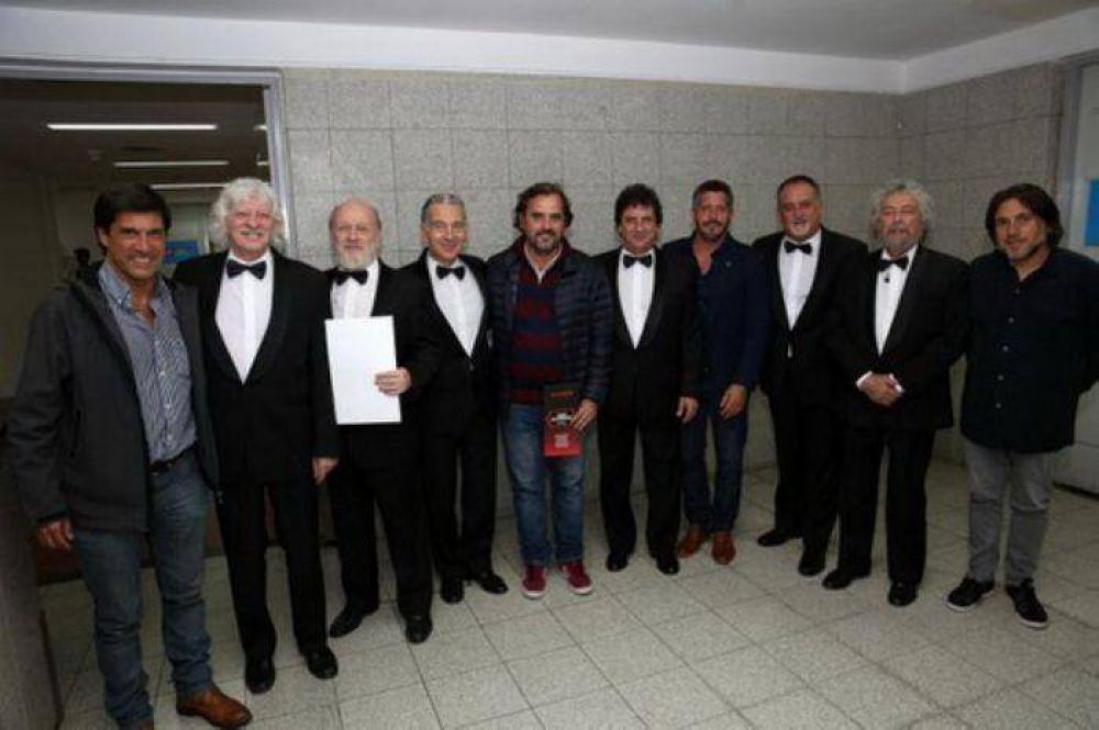 Mil marplatenses asistieron gratis a la funci�n de Les Luthiers