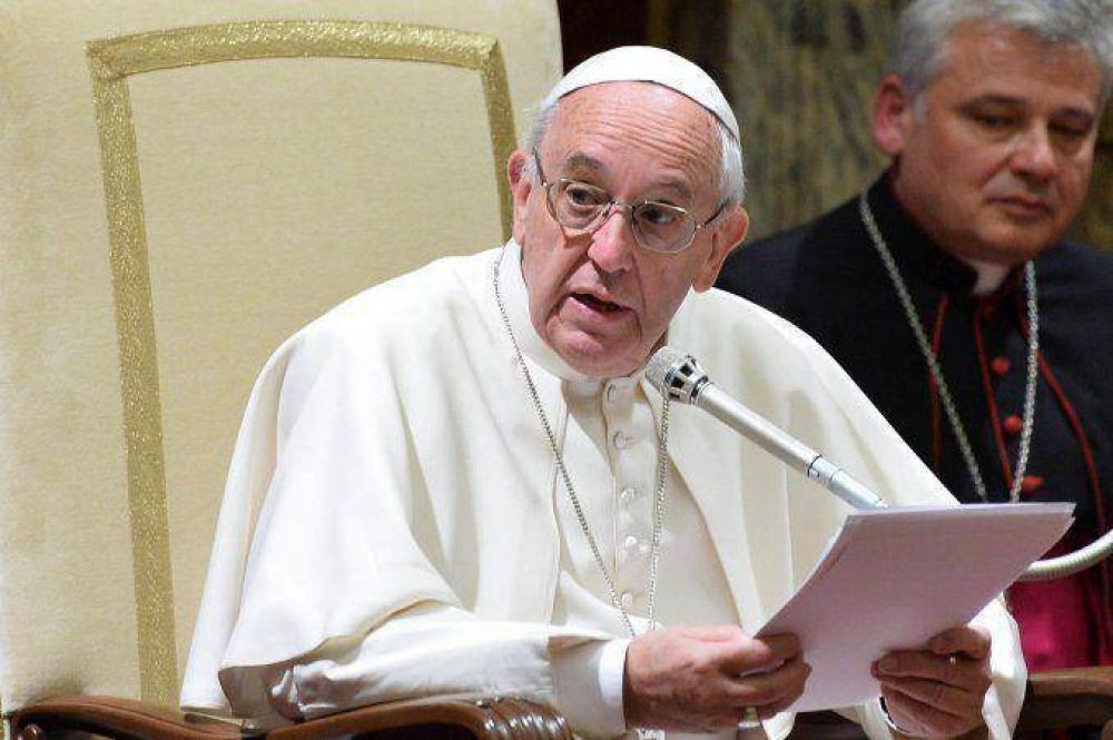 El Papa rechaza marginar a los gays: 