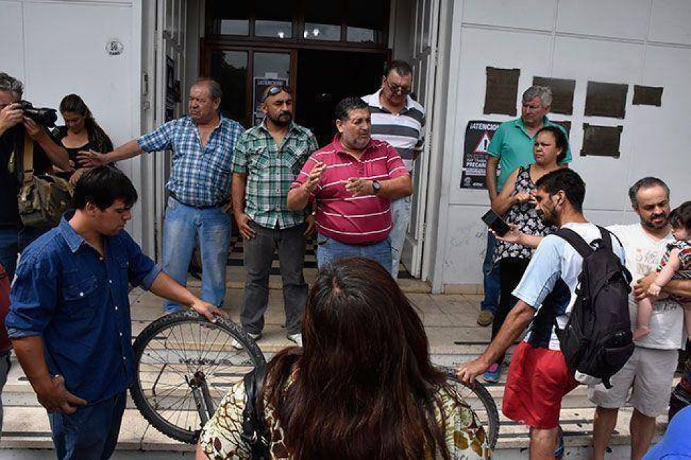 Conflicto en la comuna: Altolaguirre renovar�a la mitad de los contratos