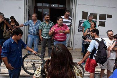 Conflicto en la comuna: Altolaguirre renovar�a la mitad de los contratos