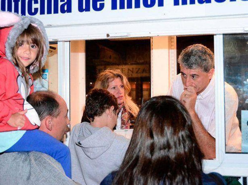 El intendente atendi� turistas en el informador c�ntrico