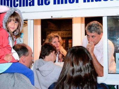 El intendente atendi� turistas en el informador c�ntrico