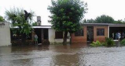 El agua los tapa y la ayuda no aparece
