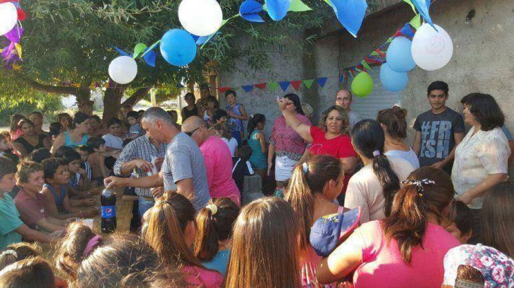 Concejales y militantes del eseverrismo entregaron juguetes