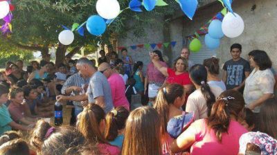 Concejales y militantes del eseverrismo entregaron juguetes