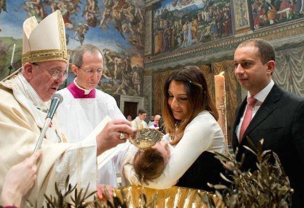 El Papa bautiz a 26 bebs en la Capilla Sixtina