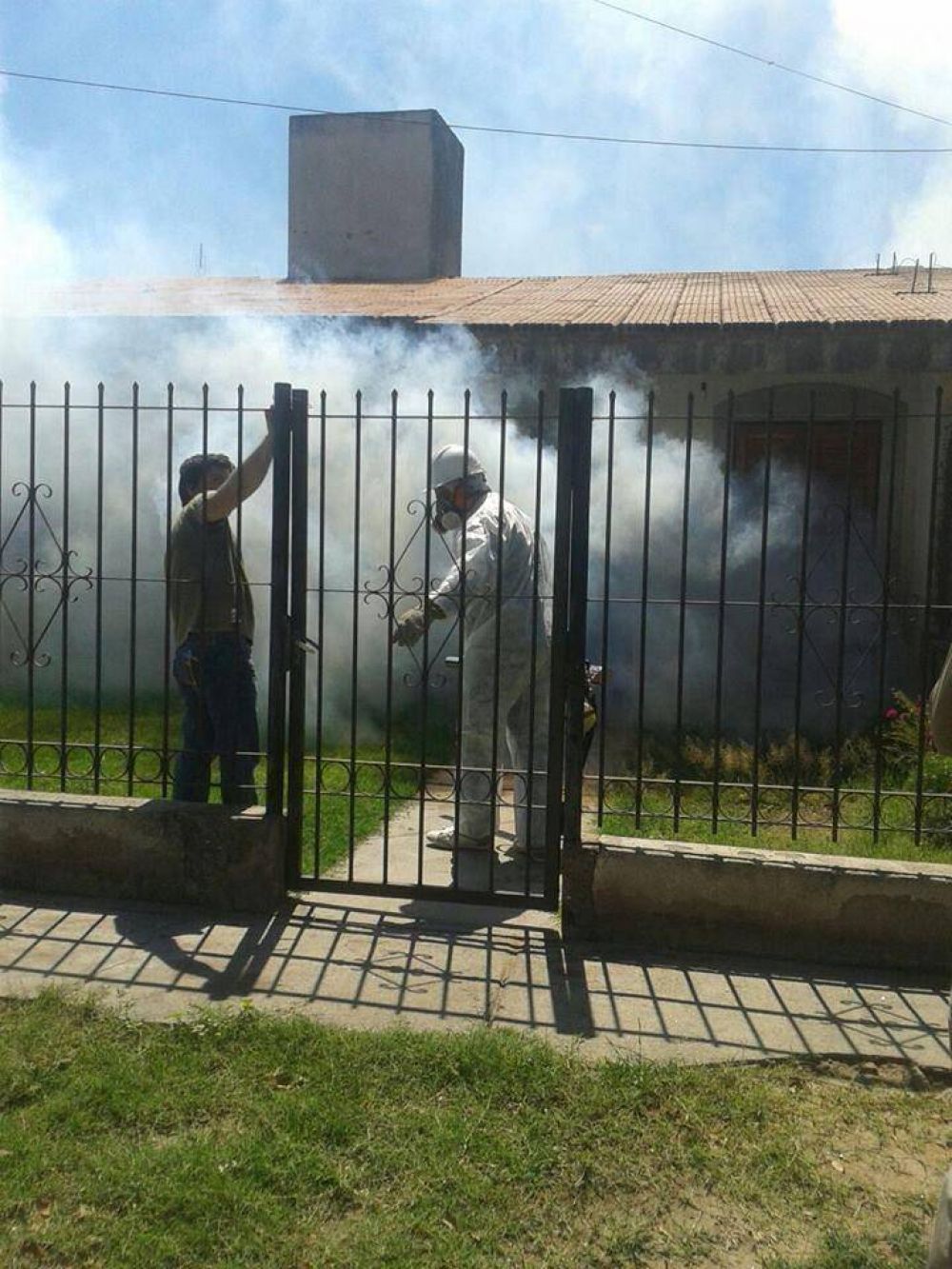 Fumigaci�n y descacharrado: bloqueo para el virus del dengue