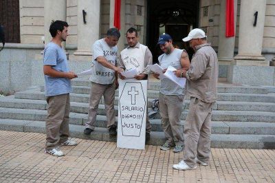 Sepultureros llevan m�s de 20 d�as manifest�ndose en la puerta del Municipio