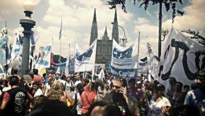 Movilizaci�n frente al palacio municipal de La Plata