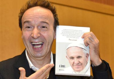 Benigni: �Desconf�a de quien no sabe re�r, porque no sabe qu� es la Misericordia�