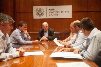 Camioneros le doblaron el brazo al Intendente, quien firm� el contrato para la recolecci�n de residuos