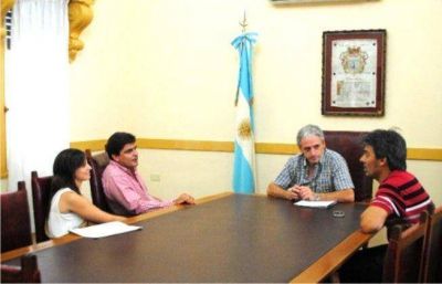 El Intendente Gast�n se reuni� con los organizadores del 7mo. Festival 