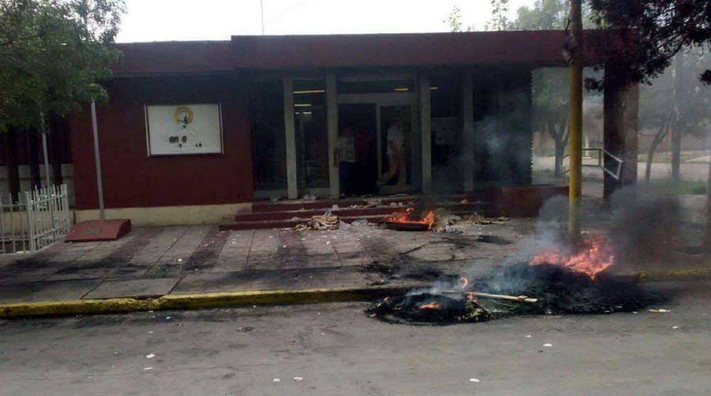Salgado cierra la comuna por la crisis