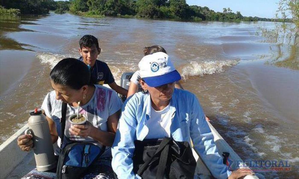 Tras leve descenso del Paran� asisten a familias isle�as y fumigan barrios alejados