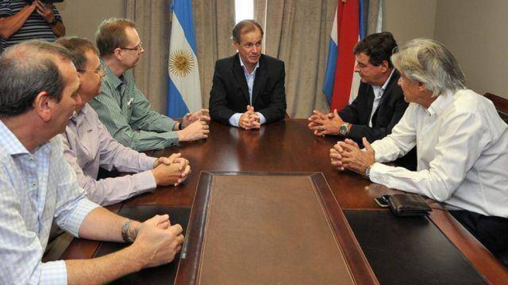 Gobierno acord� con empresarios que fabricar�n chasis de �mnibus en Col�n